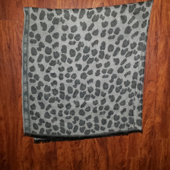 NWOT! ULTIMATE SOFT Animal Print Wrap - Picture 8 of 8